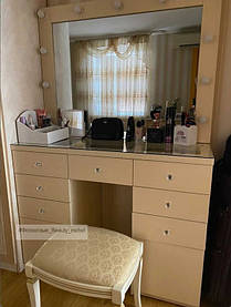 Стол для визажиста со столешницей-витриной 1