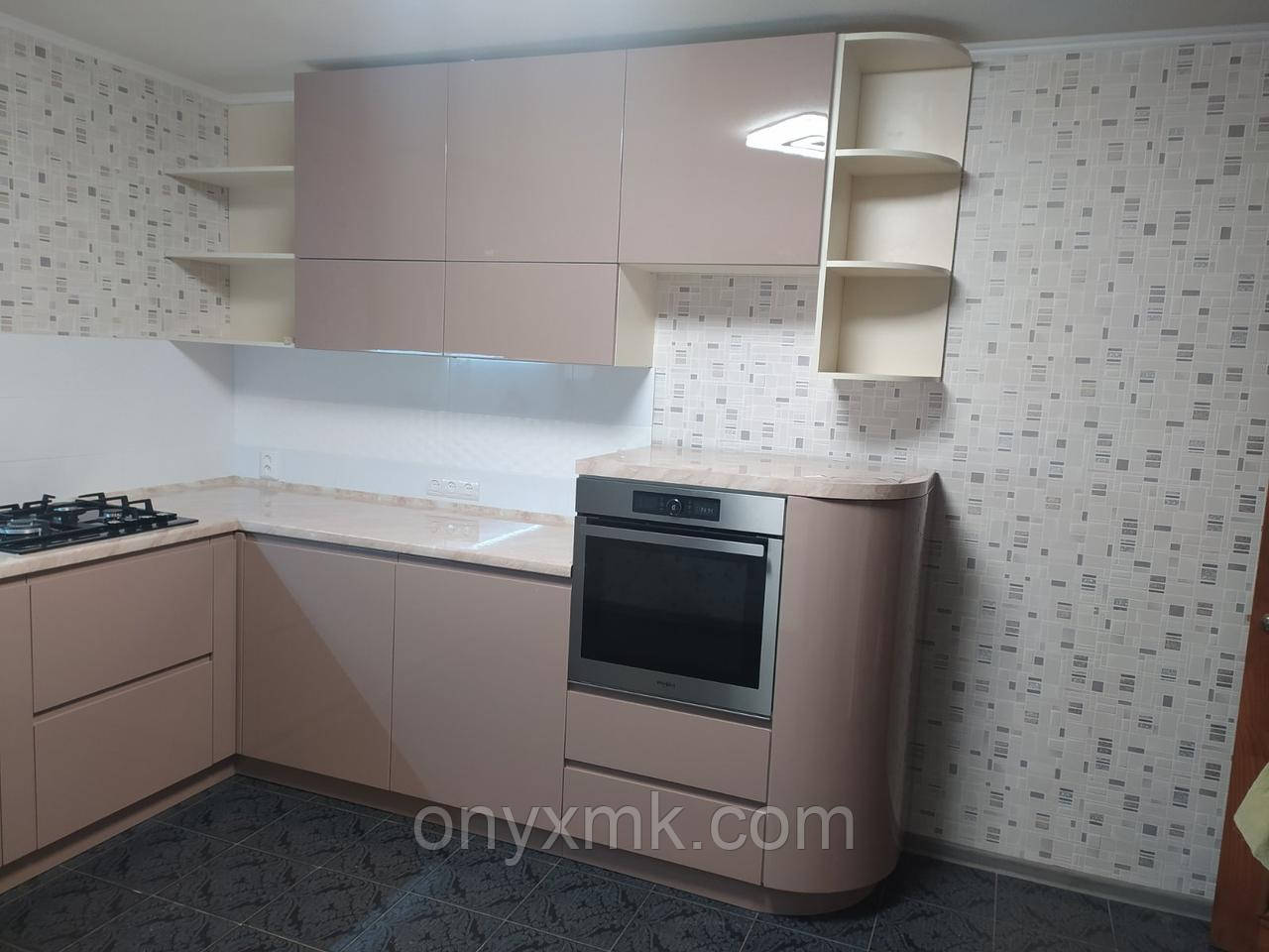 Кухня серая с чёрной столешницей