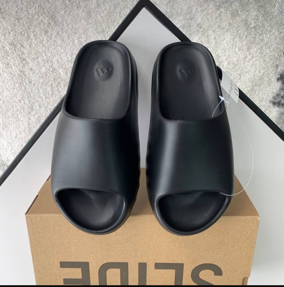 Шльопанці Yeezy чорні