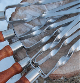 Подвійний шампур-вилка з дерев'яною ручкою для приготування м'яса птиці 630*12*3 мм