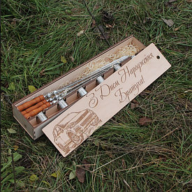 Шампура з дерев'яними ручками 8 штук і чарками 6 штук гравірування на всіх в коробці пенал