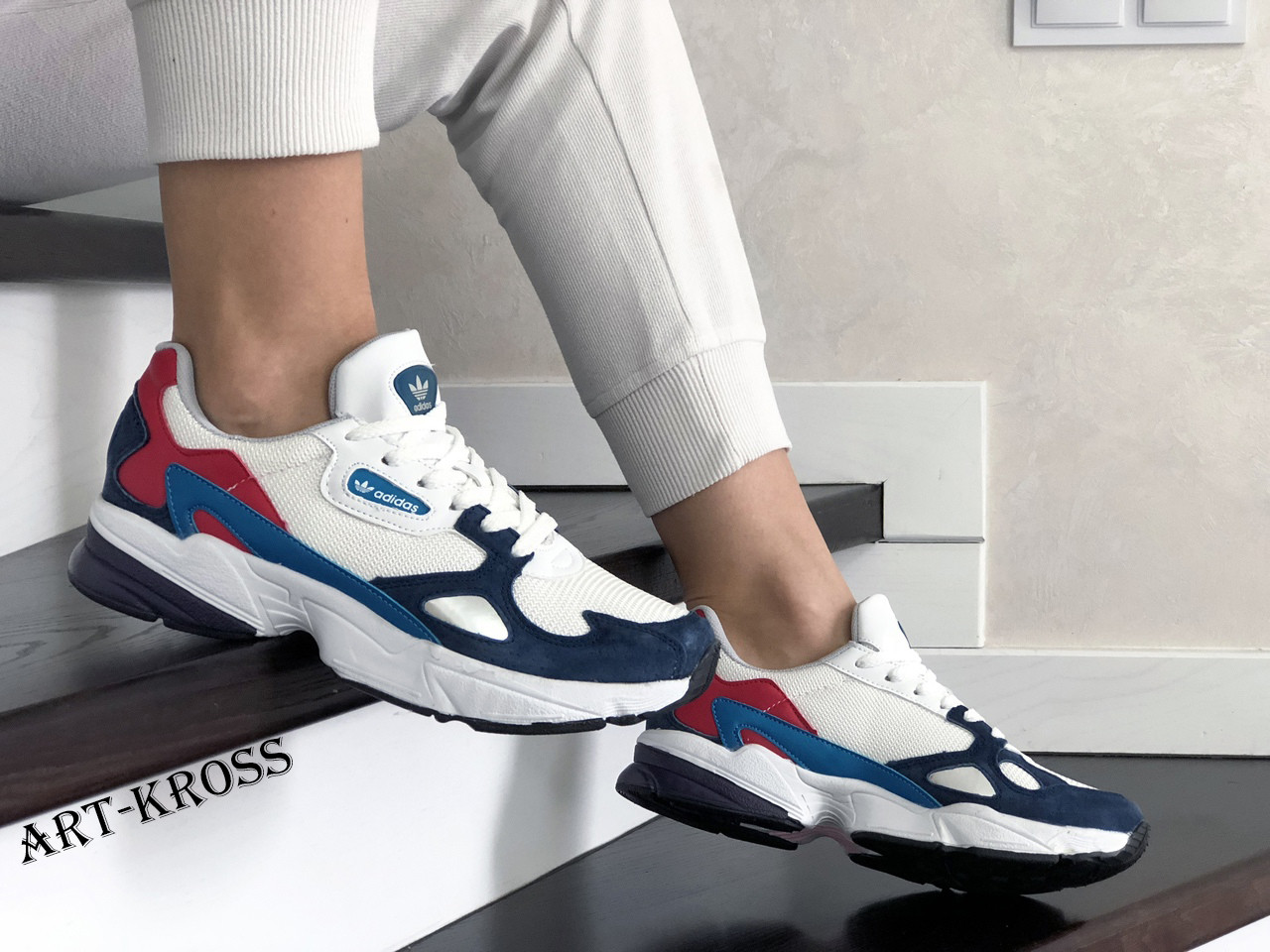 Жіночі спортивні кросівки Adidas Falcon шкіряні замшеві білі з синім і червоним