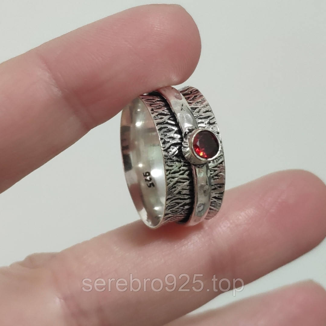 Кольцо с гранатом в серебре 19 р.