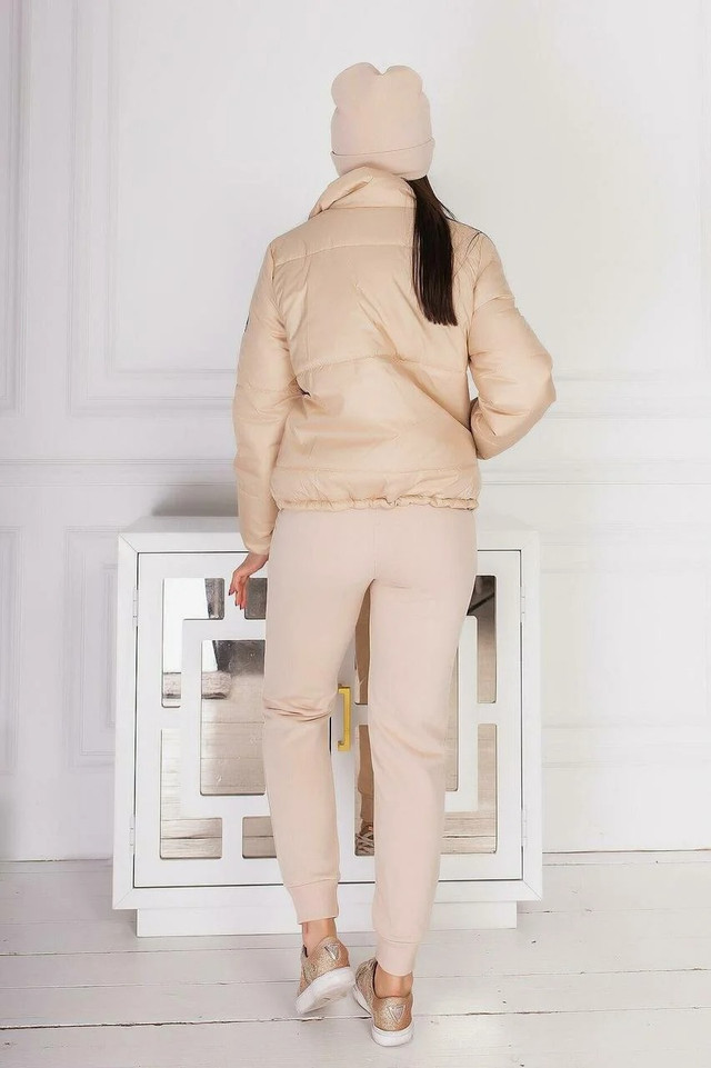 Удобная куртка женская весенне-осенняя цвета беж