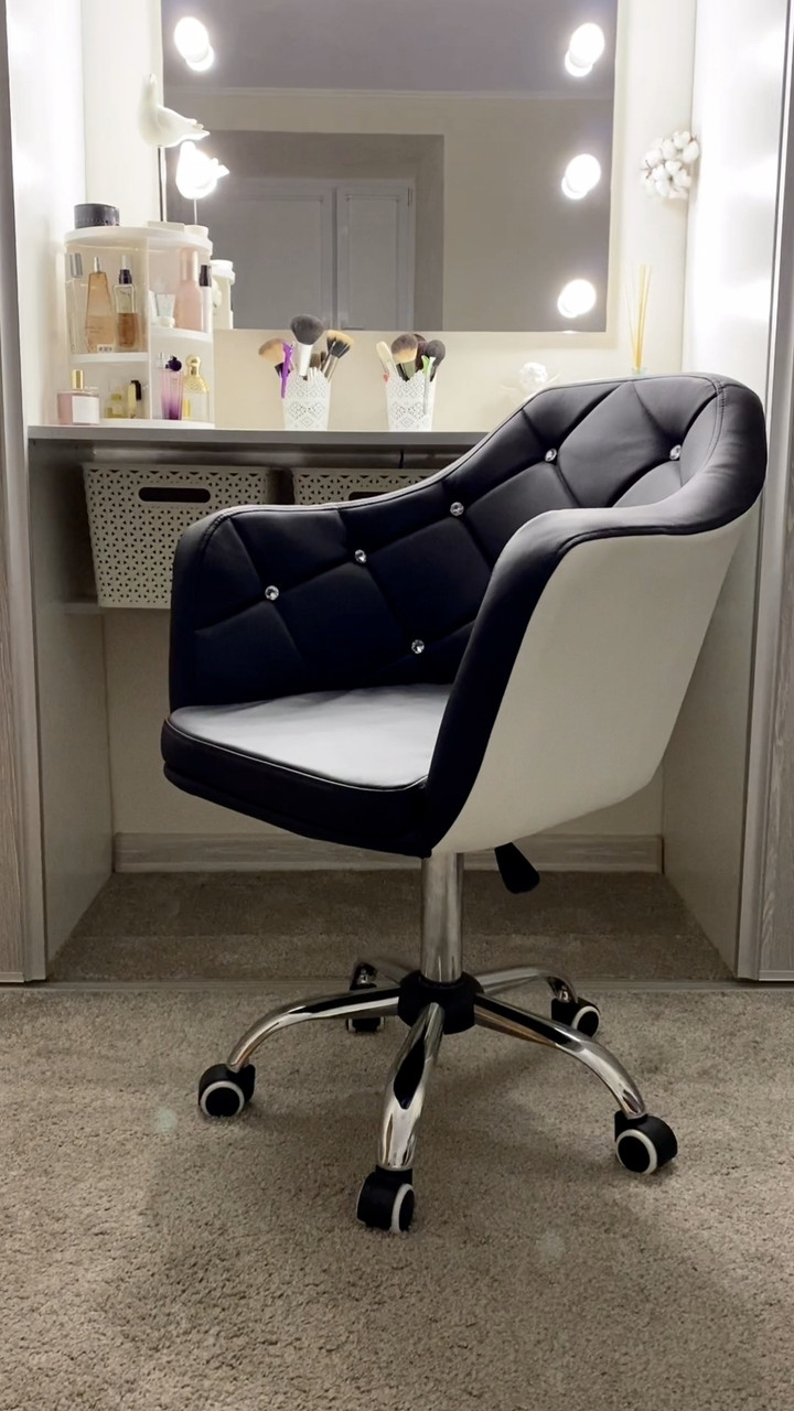 Перукарське крісло на пневматиці Bazkar HC830K чорне з білим