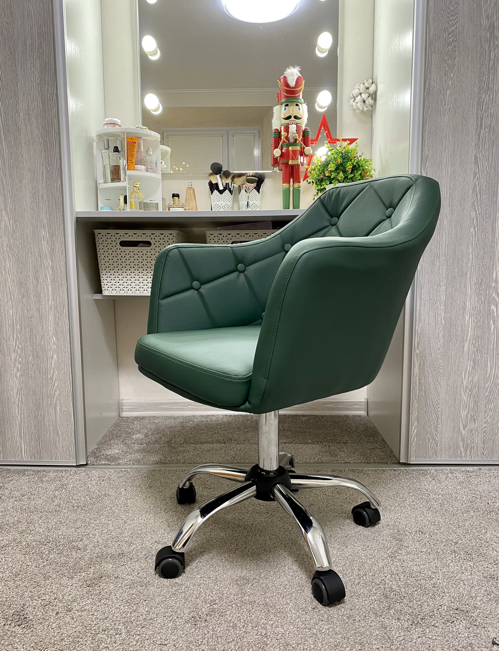 Перукарське крісло на пневматиці Bazkar HC831K зелений