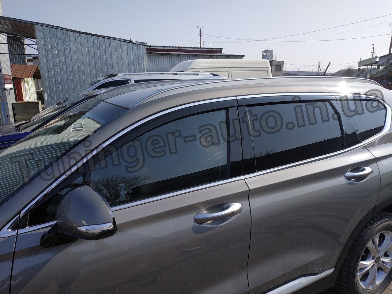 Дефлектори вікон, вітровики з хром молдингом Hyundai Santa Fe 2018 - 6шт. (D983/AutoClover)