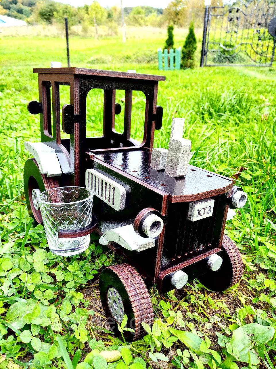 Дерев'яний міні бар Трактор чорний для подарунка чоловікові підставка під бутилку