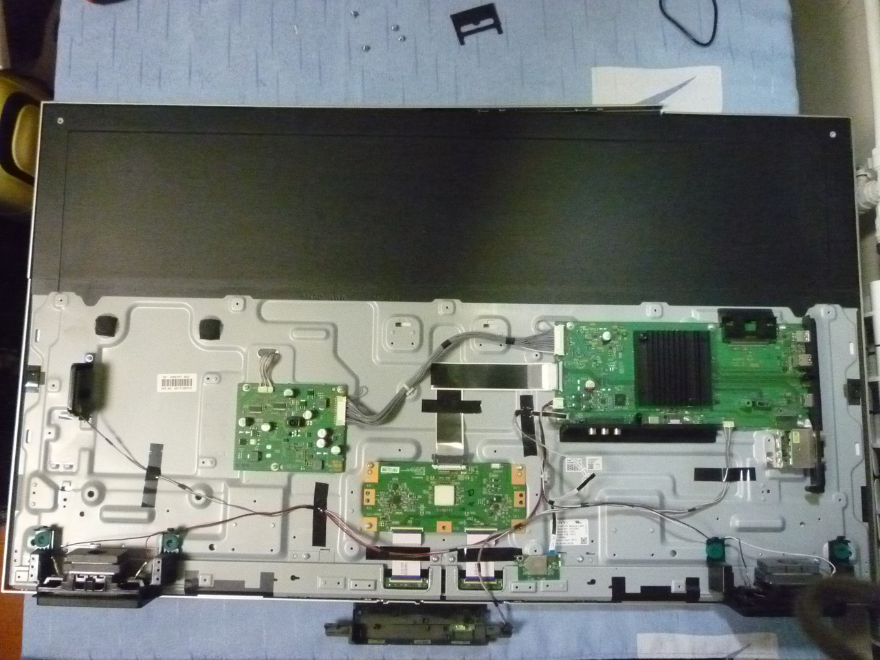 Плати від LED TV Sony KD-43XE7077 по блоках (розбита матриця).
