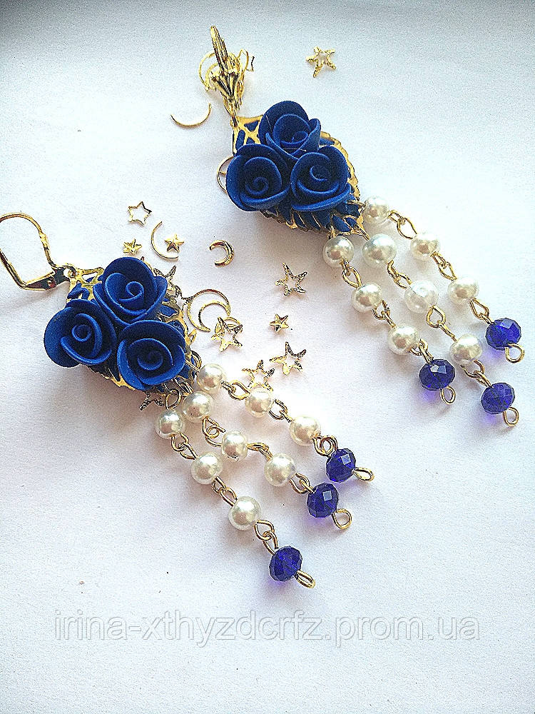 Довгі сережки з синіми трояндами з полімерної глини та білими перлами Майорка на фурнітурі під золото, фото 1