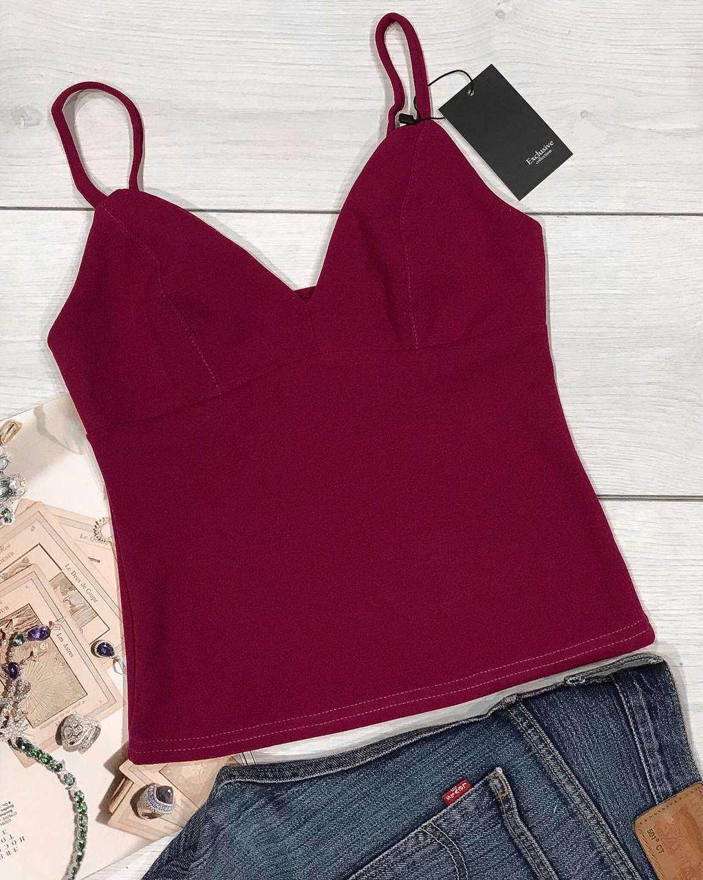 Яскравий жіночий жіночий базовий стильний жіночий одяг.