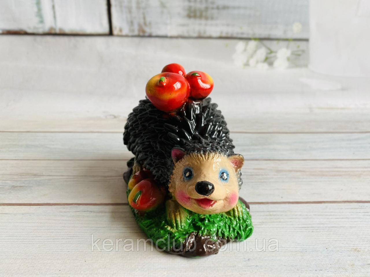 Садова фігура Керамклуб h 13 см є з яблуками
