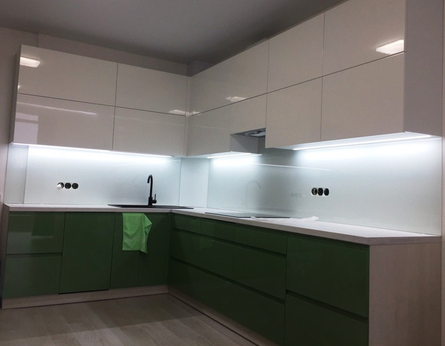 белый-глянцевый-фартук belyy-glyantsevyy-fartuk