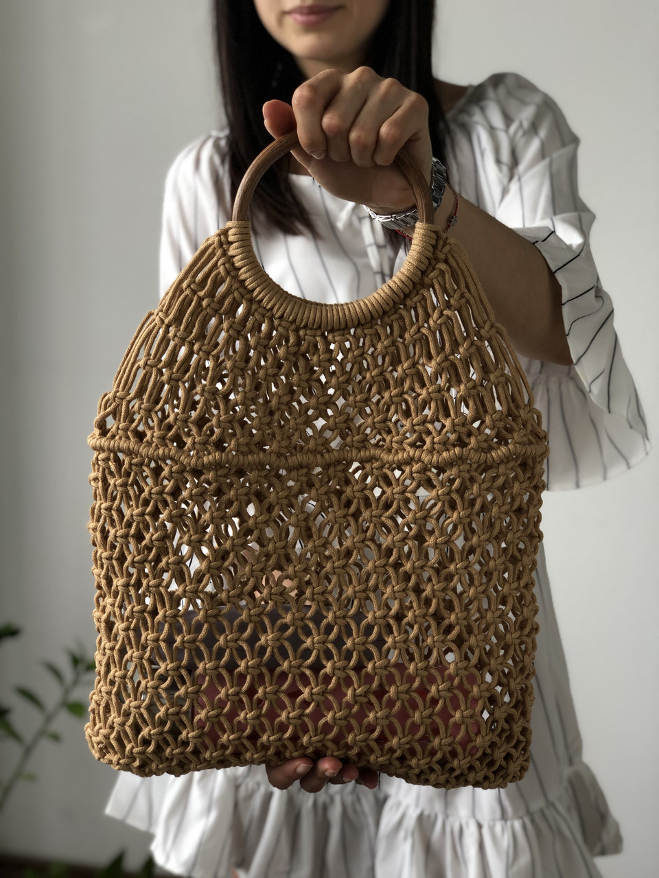 Стильна авоська з круглої бамбуковою ручкою коричневого кольору, фото 1