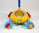 Каталка крабик жовтий з дзвіночком в кульку, фото 4