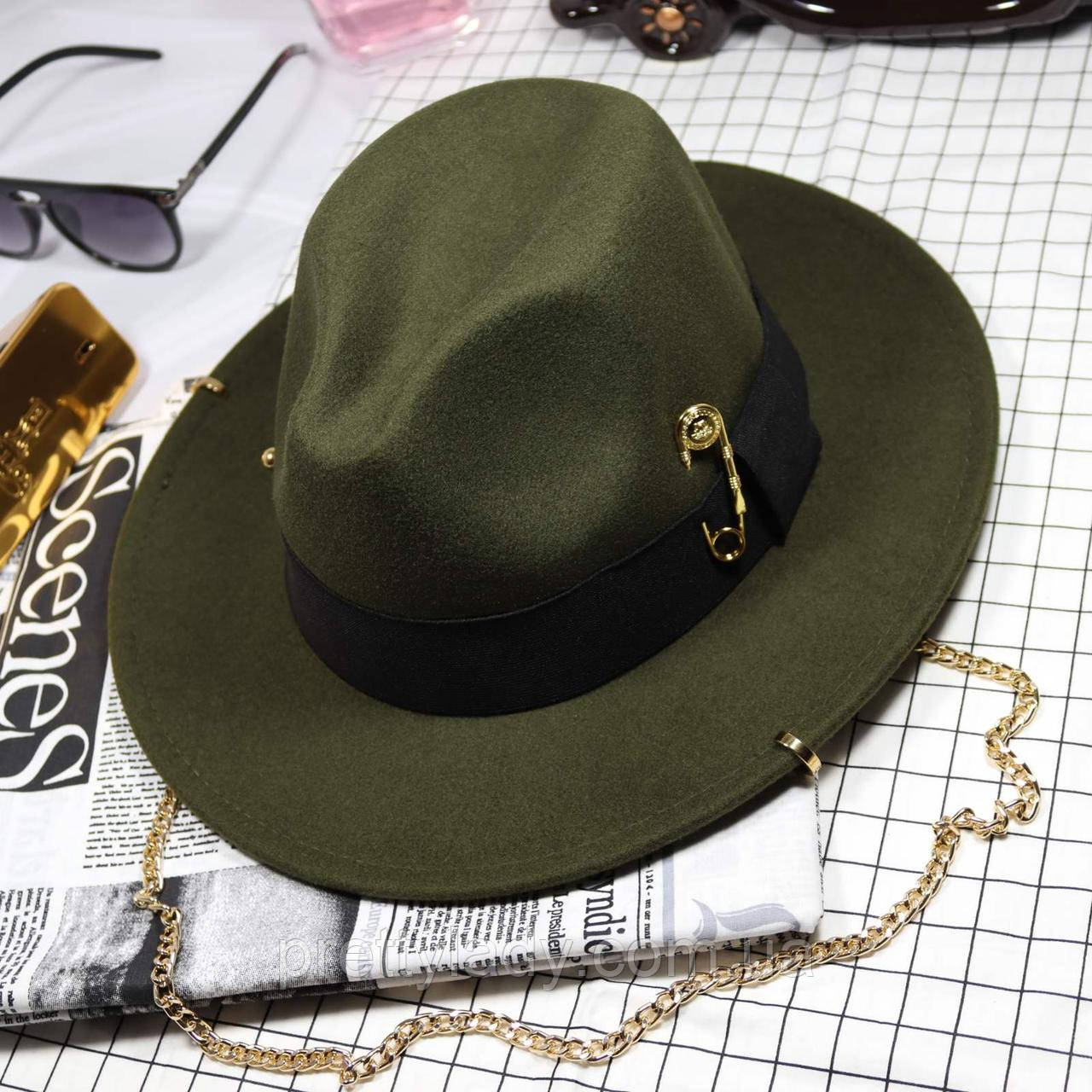 Капелюх жіночий Федора Calabria з металевим декором і ланцюжком зелений (хакі)