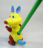 Каталка кенгуру жовтий з пискавкою в кульку, фото 5