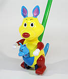 Каталка кенгуру жовтий з пискавкою в кульку, фото 3