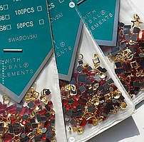 Мікс кольорових стразів і металевих фігурок, червоні