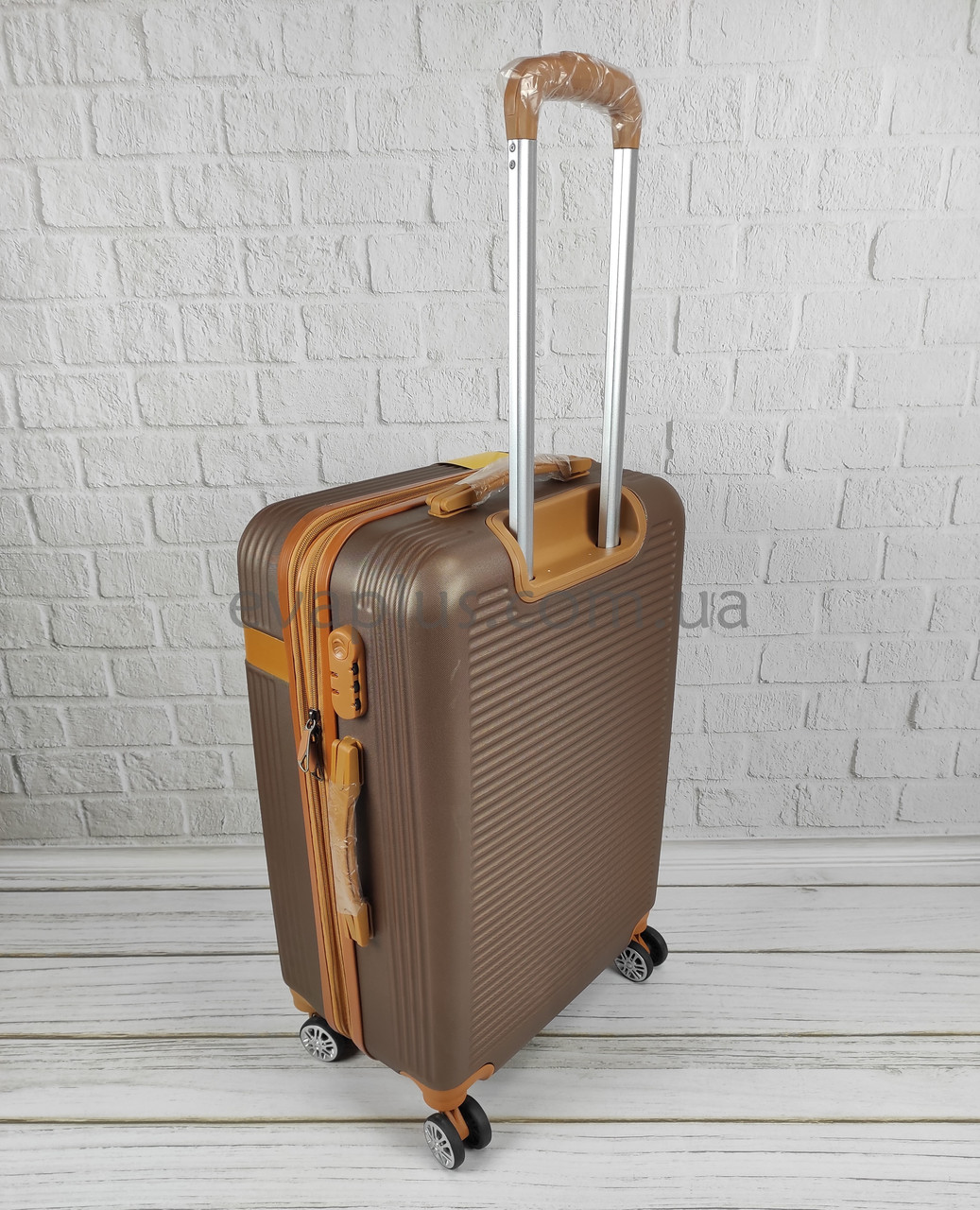 Дорожный пластиковый чемодан 6304 коричневый (средний) на 4х колесах - фото 3 - id-p1366838617