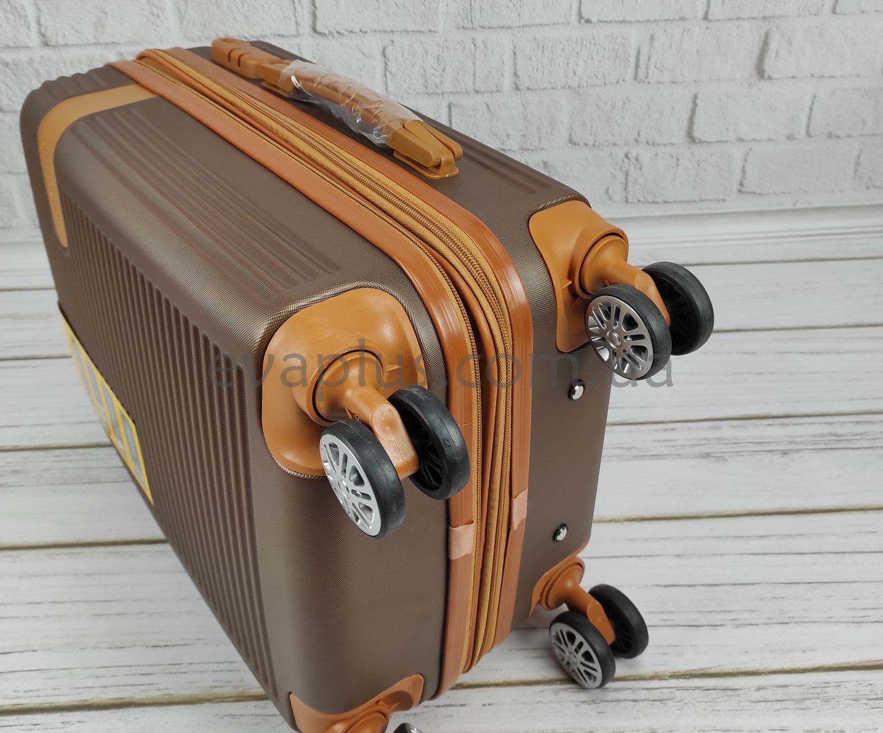 Дорожный пластиковый чемодан 6304 коричневый (маленький) на 4х колесах - фото 6 - id-p1366914393