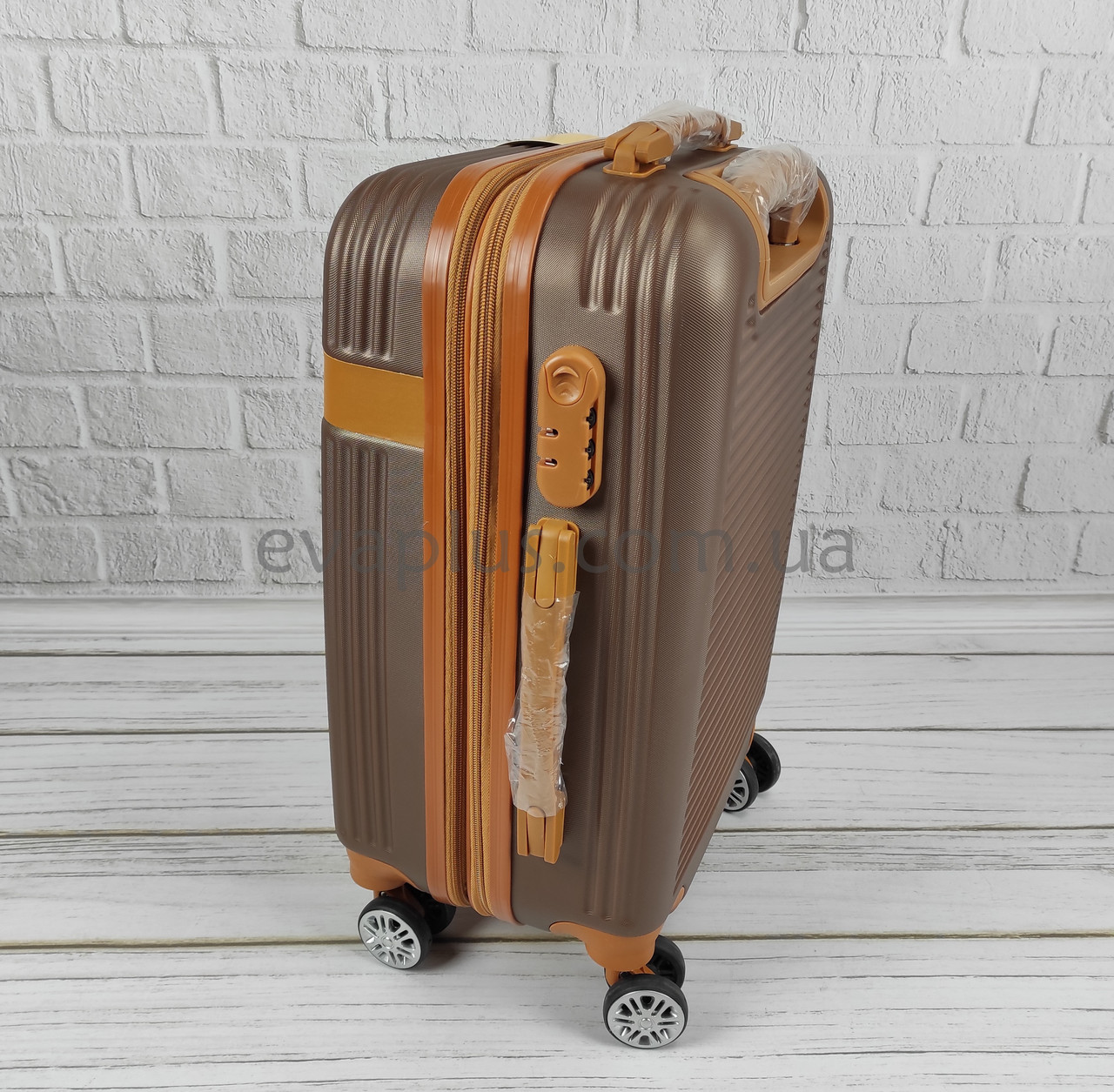 Дорожный пластиковый чемодан 6304 коричневый (маленький) на 4х колесах - фото 7 - id-p1366914393