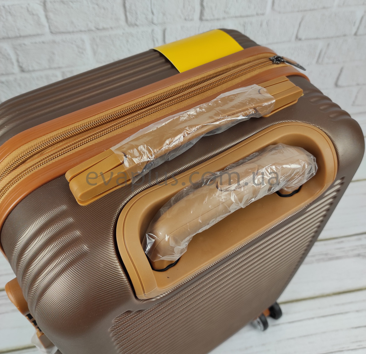Дорожный пластиковый чемодан 6304 коричневый (маленький) на 4х колесах - фото 4 - id-p1366914393