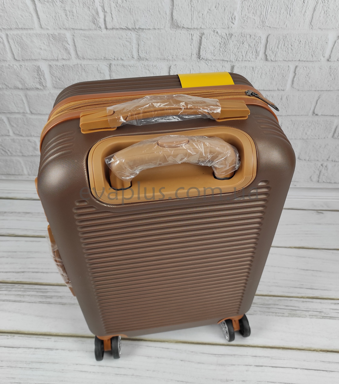 Дорожный пластиковый чемодан 6304 коричневый (маленький) на 4х колесах - фото 5 - id-p1366914393
