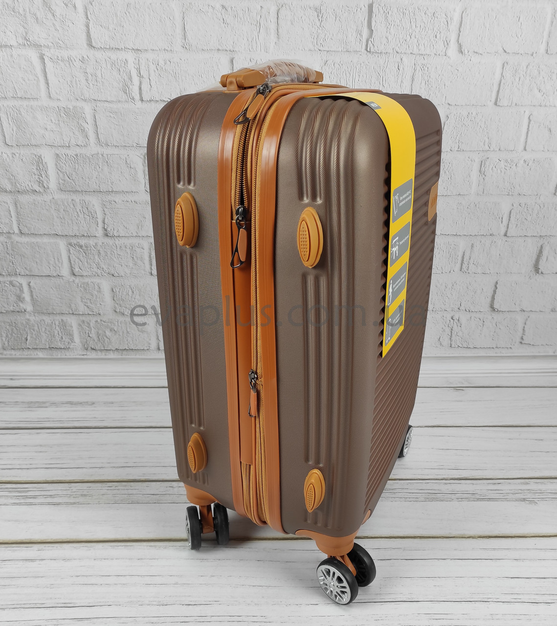 Дорожный пластиковый чемодан 6304 коричневый (маленький) на 4х колесах - фото 8 - id-p1366914393