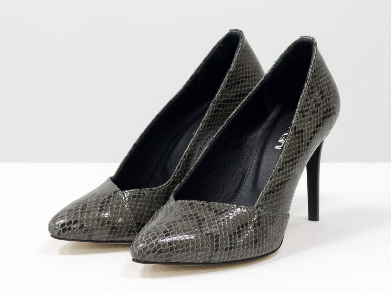Ексклюзивні туфлі на шпильці з італійської натуральної шкіри сіро-коричневого кольору зі зміїної текстурою