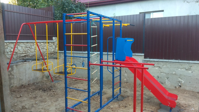 Металлический уличный спорткомплекс Dalli 811-1_с двумя качелями и горкой с бортиками