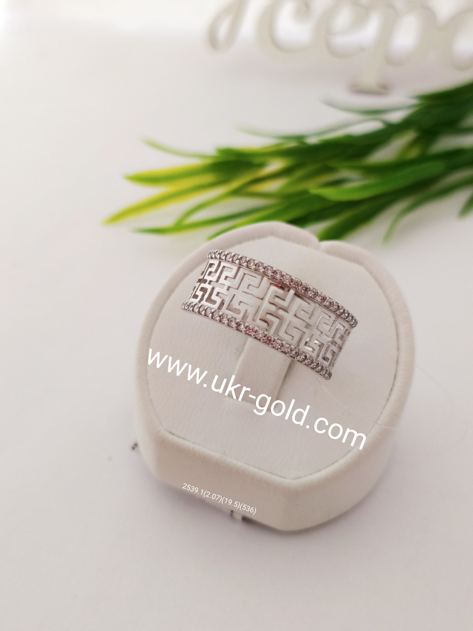 Срібна каблучка з малюнком Маендра вставки фіоніт.