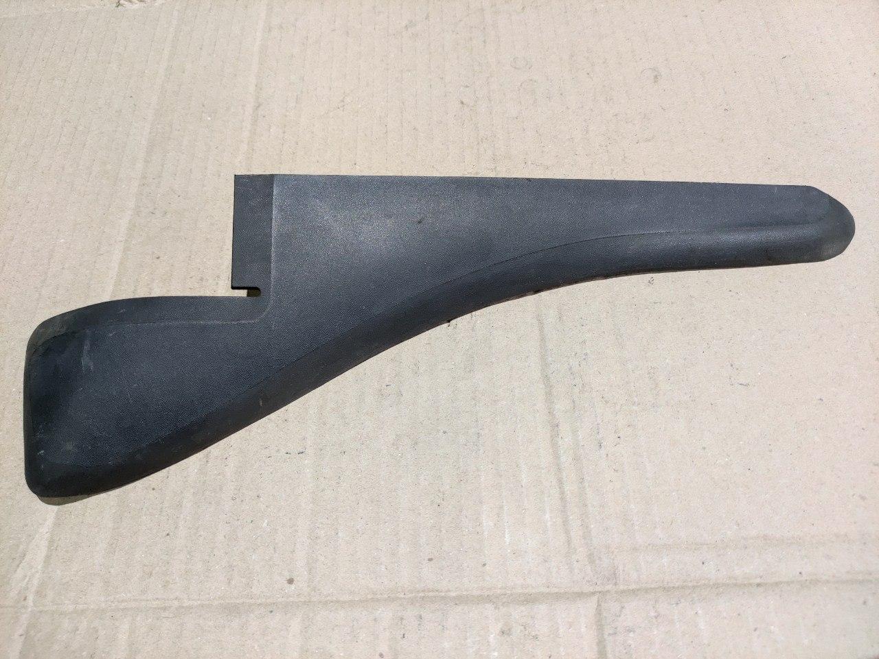 Накладка лобового скла (права) Renault Master, Opel Movano 2010-, 668100009R (Б/У)