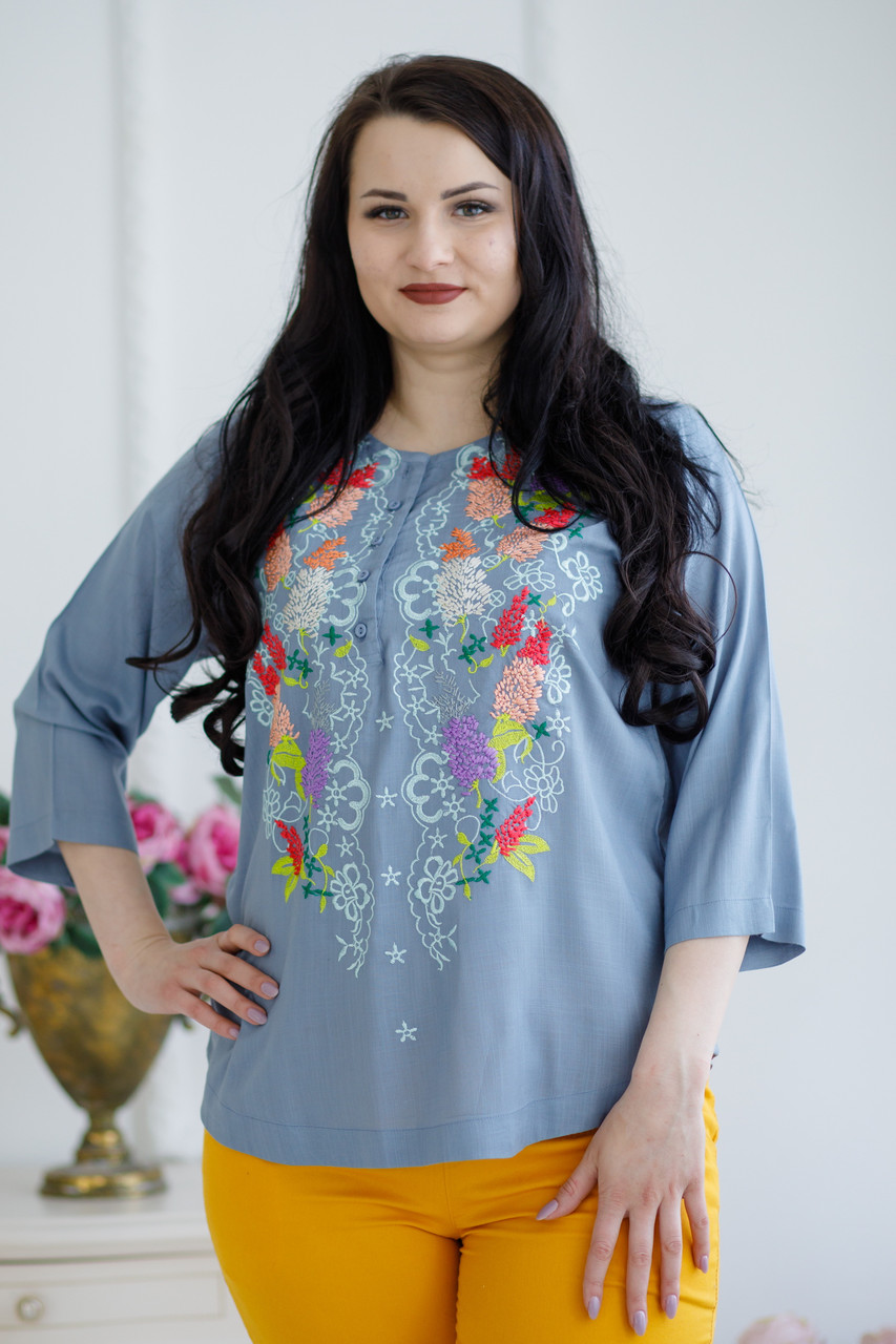 Стильна сіра жіноча штапельна блуза розшита різнокольоровим бузком №852