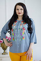 Стильна жіноча сіра штапельна блуза розшита різнокольоровим бузком №852