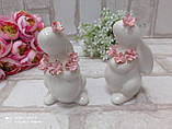 Статуетка із кераміки "Кролик з квітами" h 10 см, фото 7