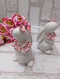 Статуетка із кераміки "Кролик з квітами" h 10 см, фото 3