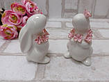 Статуетка із кераміки "Кролик з квітами" h 10 см, фото 5