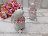 Статуетка із кераміки "Кролик з квітами" h 10 см, фото 2