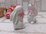Статуетка із кераміки "Кролик з квітами" h 10 см, фото 4