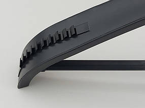 Плічка вішалки тремпеля TP44 з антиковзаючим ребристим плечем чорного кольору, довжина 44 см, фото 2