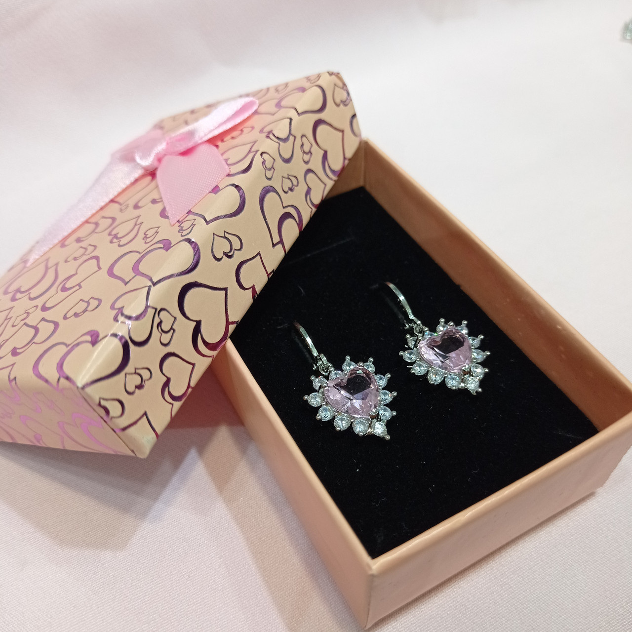 Витончені сережки "Сяючий Рожевий кварц сердечки в сріблі" - оригінальний подарунок дівчині