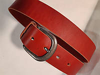 Ремінь жіночий джинсовий шкіряний червоного кольору з пряжкою під срібло.