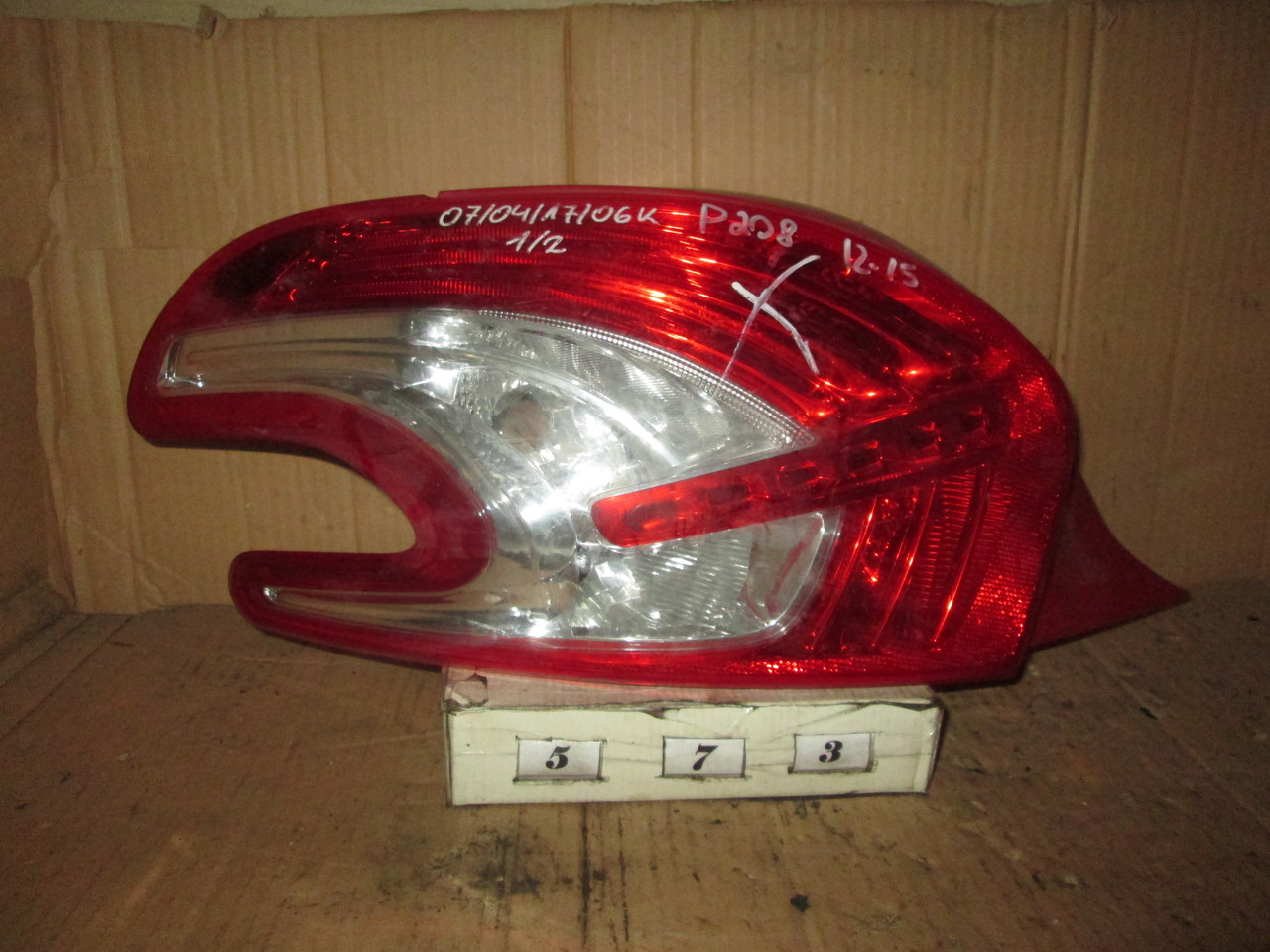 No573 Б/у ліхтар задній L для Peugeot 206 2012-2015