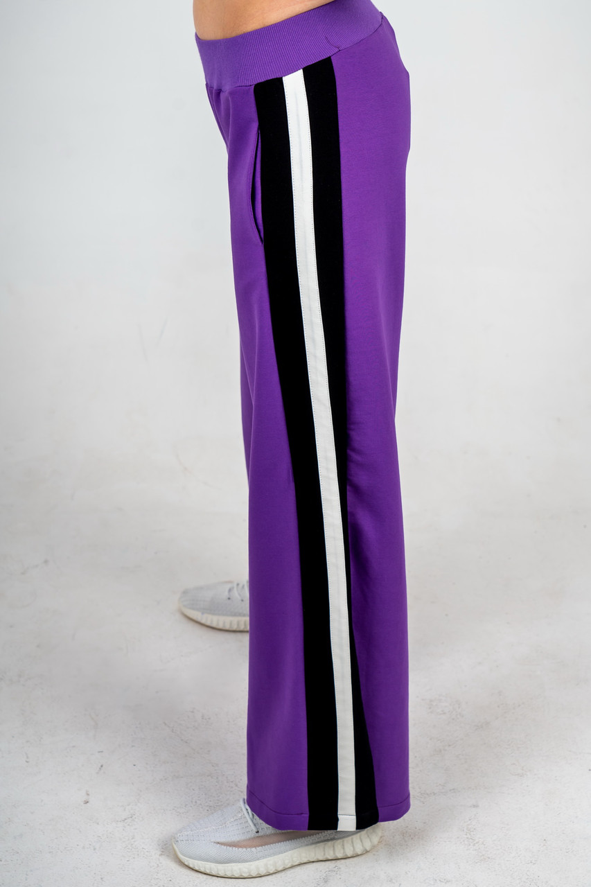 Штани широкі жіночі з 2-нитки з чорно-білими лампасами і розрізами фіолетові