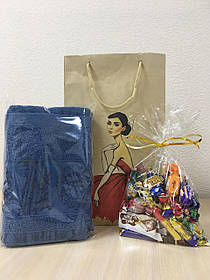 Набор в подарок: махровое банное полотенце 140х70 см и сладости 350 грамм в подарочном пакете