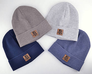 Шапка з відворотом для хлопчика весняна тонка в'язка в рубчик