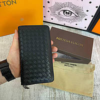 Мужской кожаный кошелек Bottega Veneta на молнии черный Боттега Венета