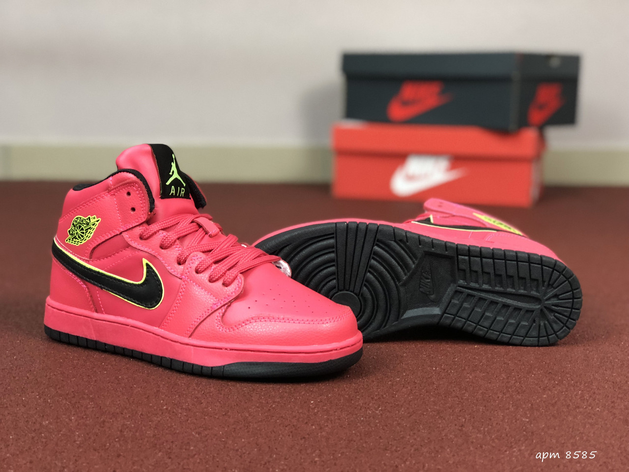 Жіночі кросівки Nike Air Jordan 1 Retro шкіряні малинові