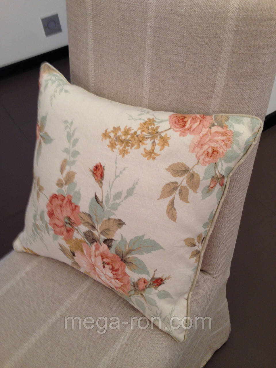Подушка прованс із кантом Sanderson
